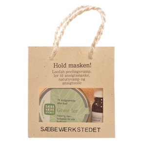 Gift bag with green clay, face oil, natural sponge and peeling pad.